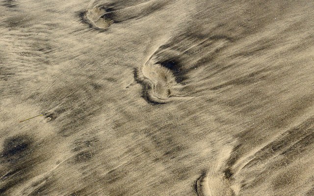 Fusspuren im marmorierten Sand
