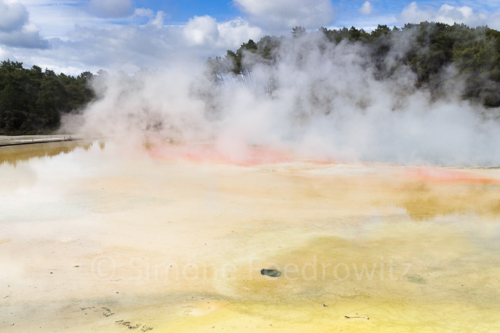 aufsteigender Dampf über orange-gelber Fläche