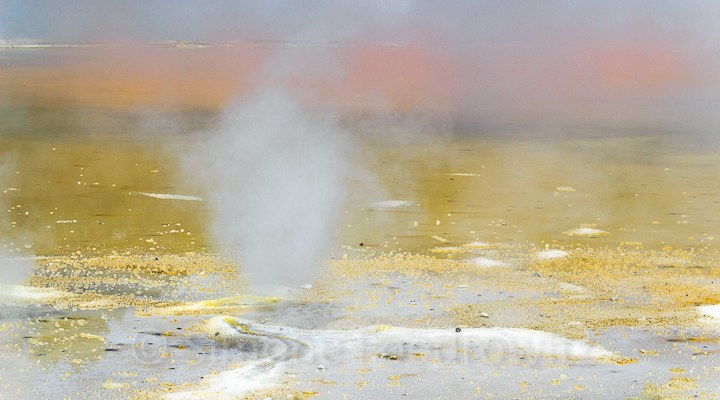 Fumarole schwebt über gelb-weißen Boden