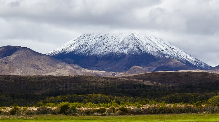 schneebedeckter Stratovulkan
