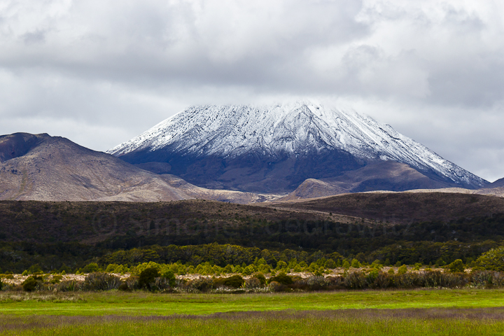 schneebedeckter Stratovulkan