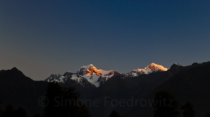 rot leuchtende schneebedeckte Bergspitzen