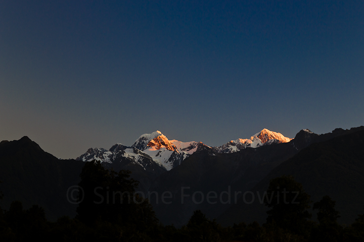 rot leuchtende schneebedeckte Bergspitzen 