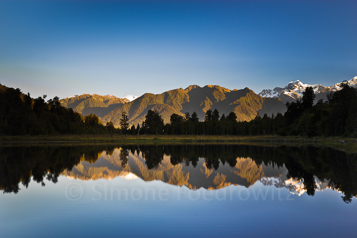 Im Wasser reflektierende Berge
