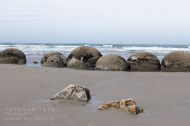 A-211-moeraki-boulders-stones-new-zealand