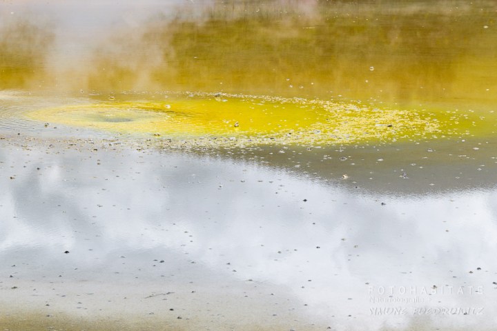gelbe runde Fläche im Boden, aus der Dampf aufsteigt