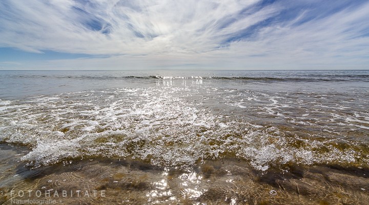 kleine einlaufende Welle an Meeresküste