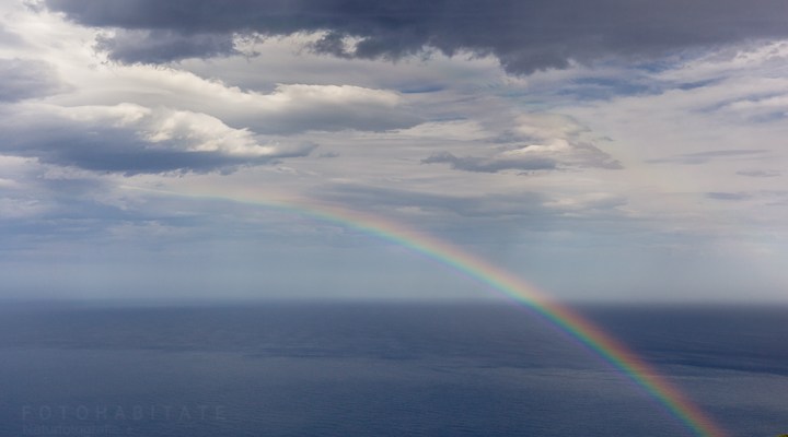 Regenbogen über dem Meer
