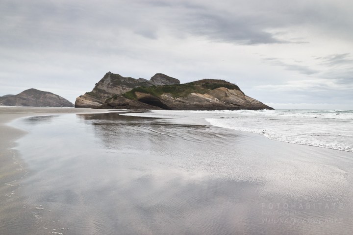 Felsen mit Spiegelung im Meer