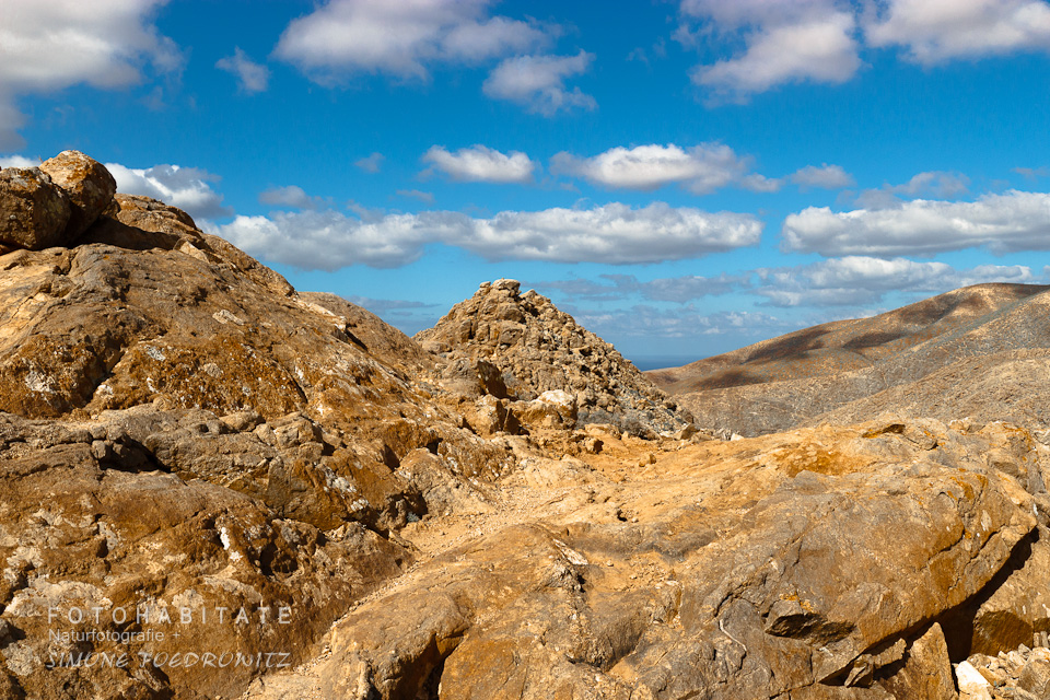 oranbgefarbene Berglandschaft unter blauen Himmel
