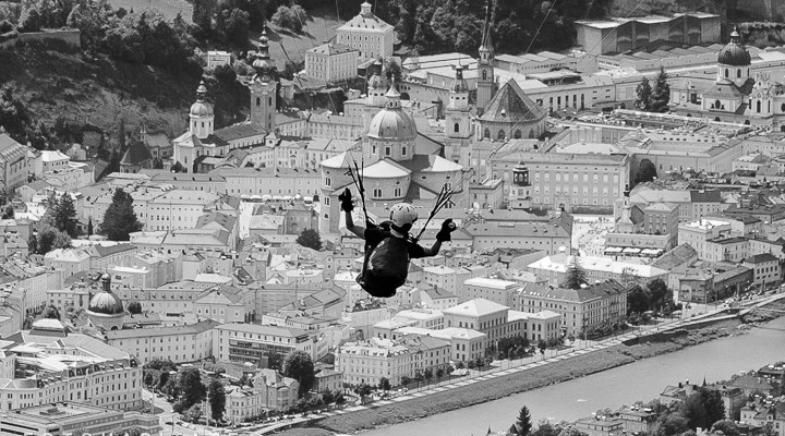 Paragleiter über der Stadt Salzburg