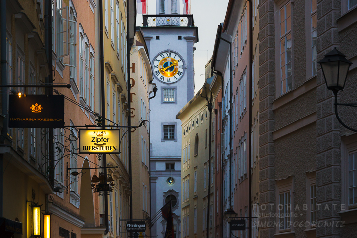 Turm mit Uhr in Häusergasse