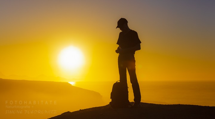 Mann vor Sonnenuntergang