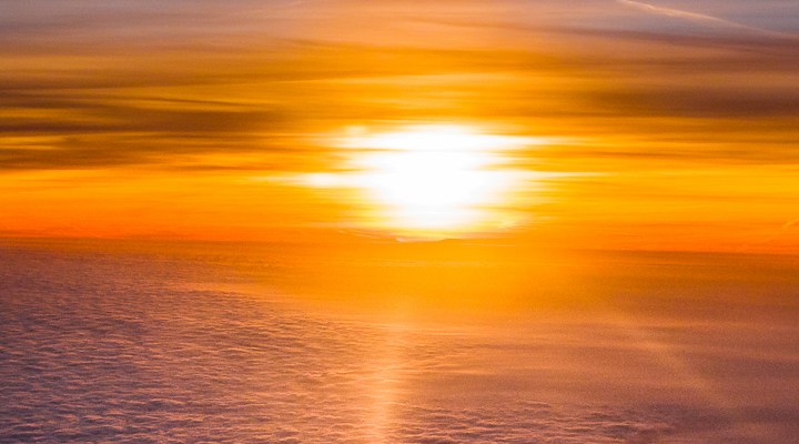 Sonnenaufgang über dem Wolkenmeer