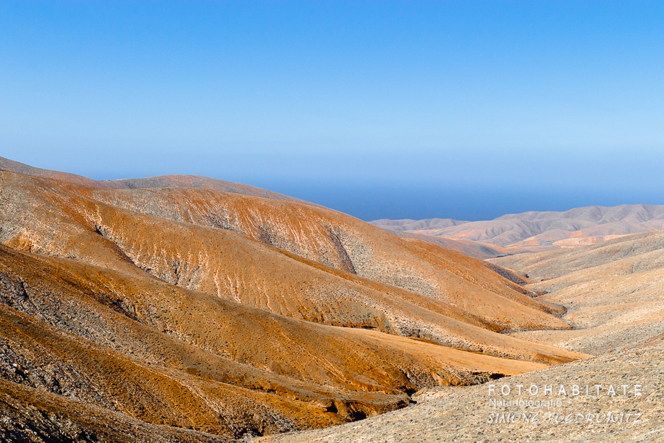orangerote Berge unter blauen Himmel
