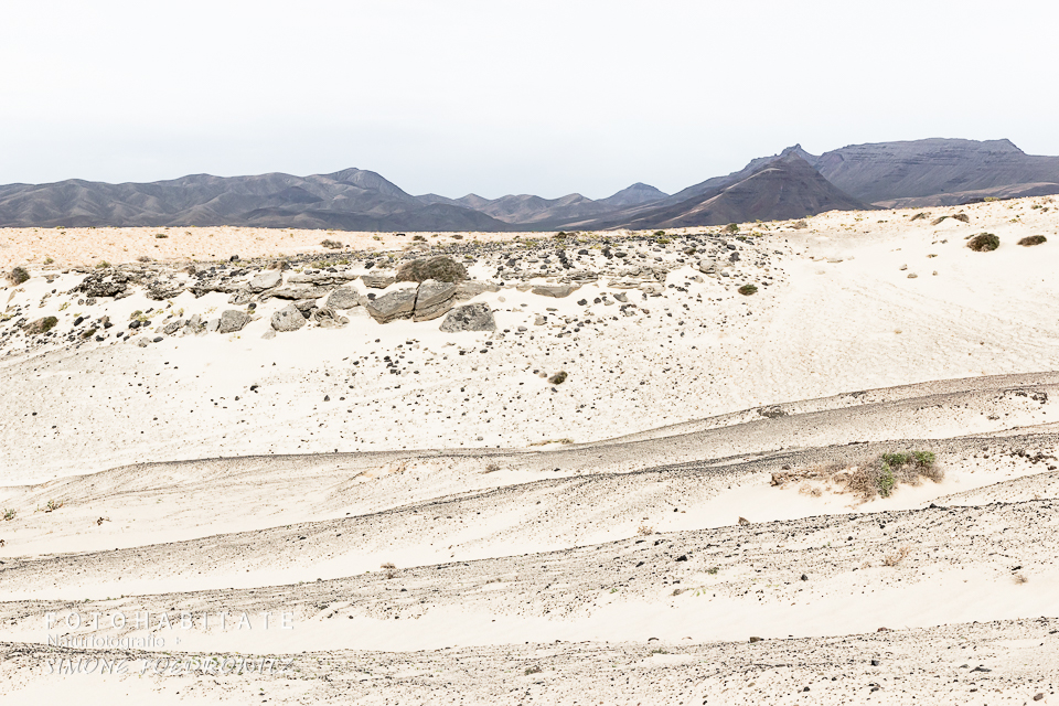 weiße Dünenlandschaft vor Bergen