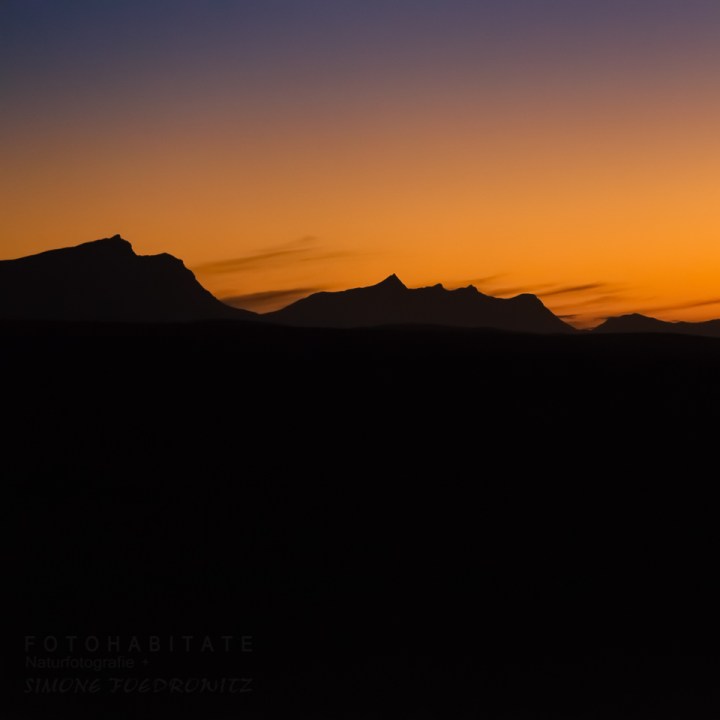 schwarze Silhouette von Bergen bei Dämmerung