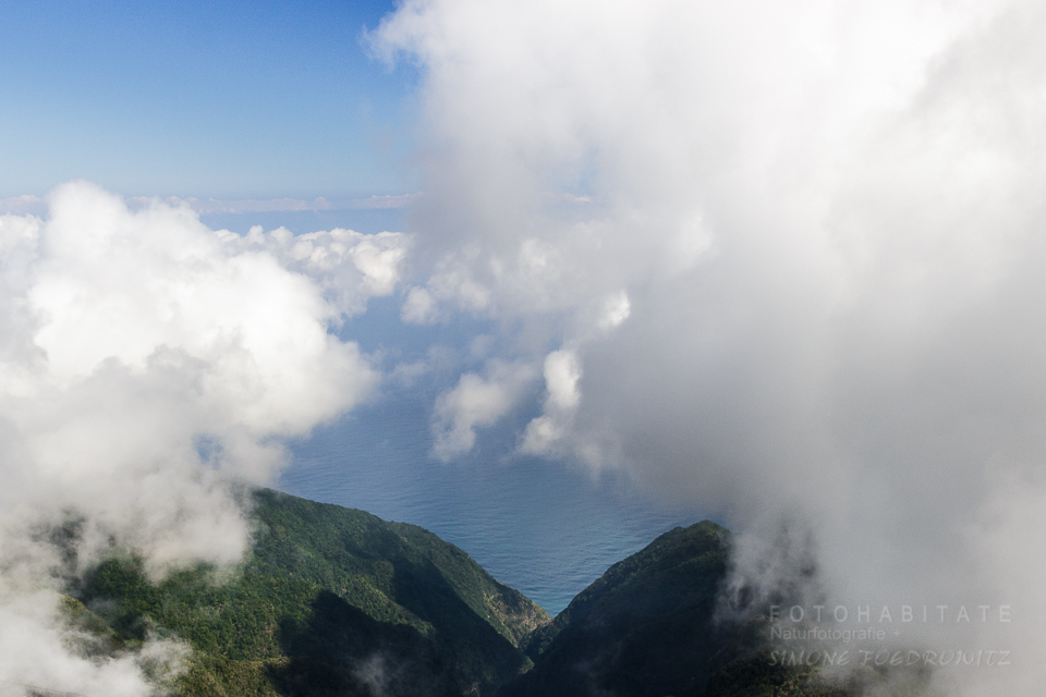 Blick auf Meer durch Wolken hindurch
