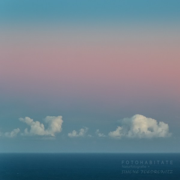 Wolken über Meer bei Sonnentergang