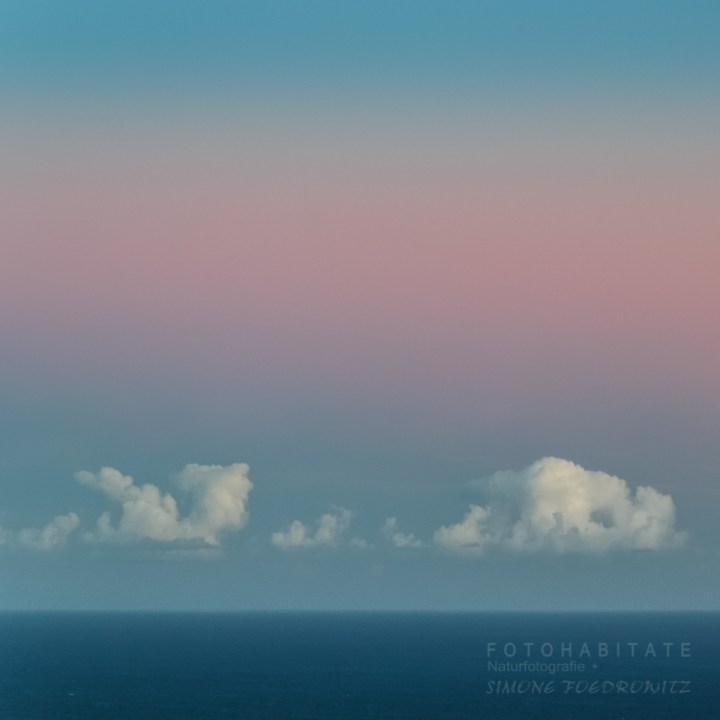 Wolken über Meer bei Sonnentergang