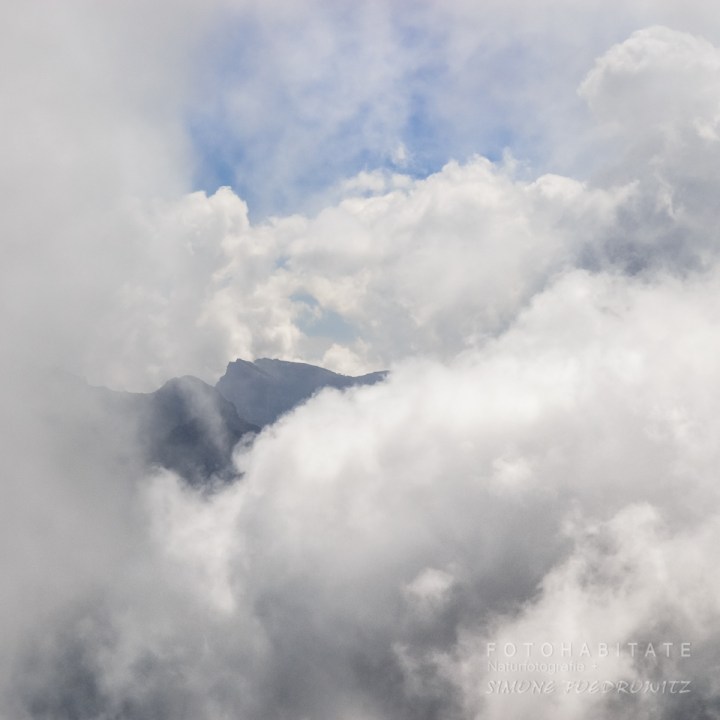 Berggipfel in Wolken