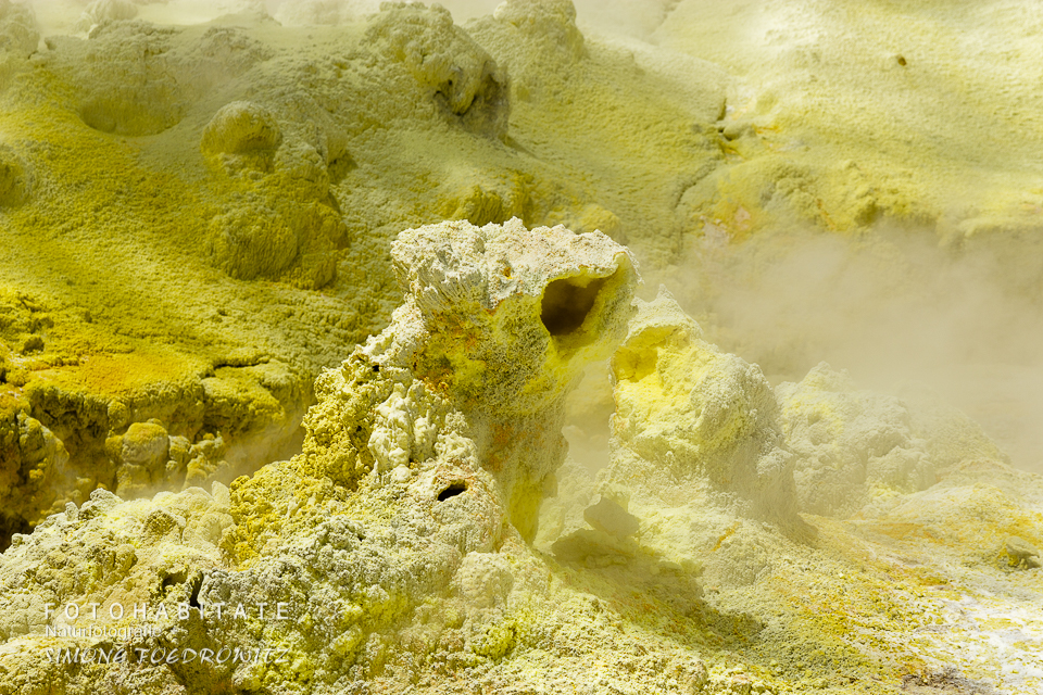 gelbe Fumarole mit schwefeligen Dampf