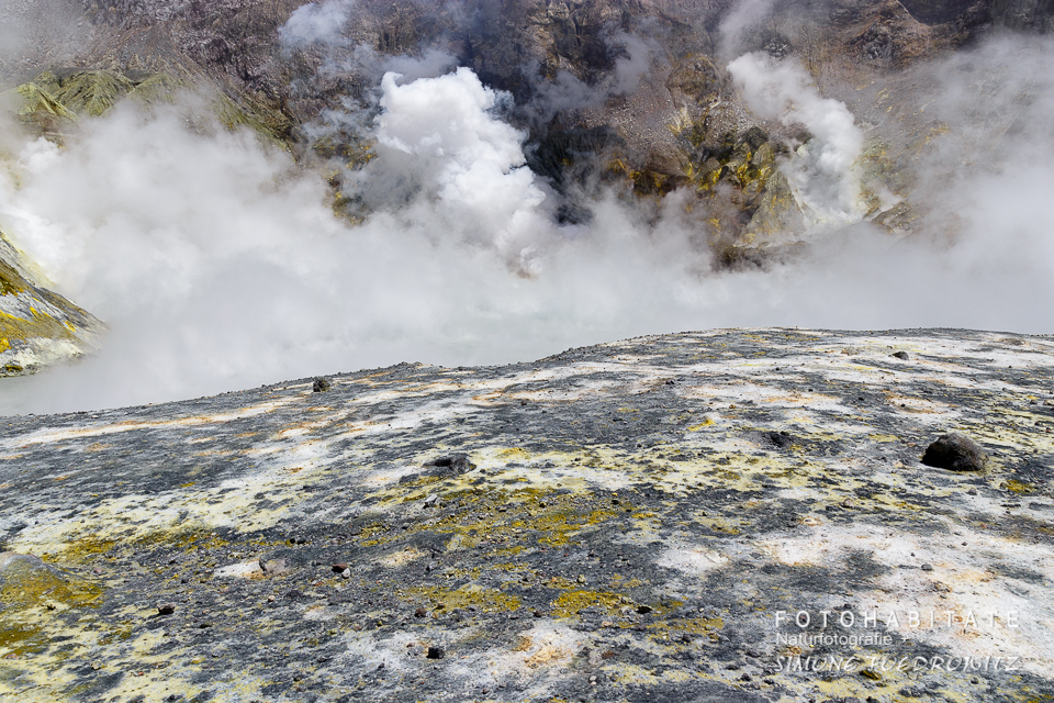 aufsteigende weiße Wolken über Felsen