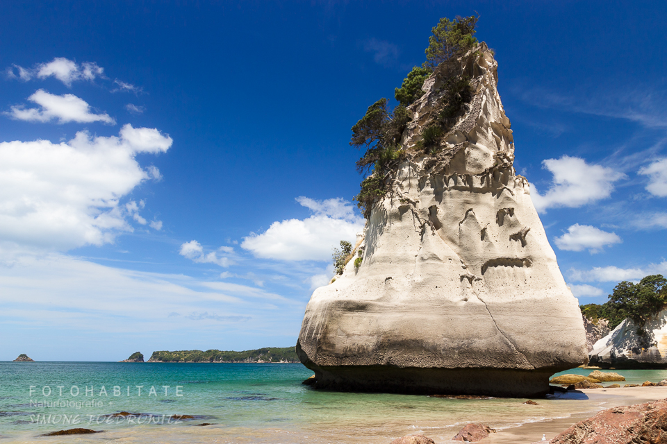 weißer Kalkfelsen im blauen Meer am Strand