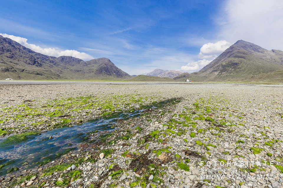 Steiniger Strand mit Bergen