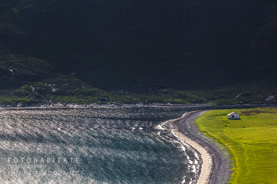 Bucht mit Haus auf grüner Wiese