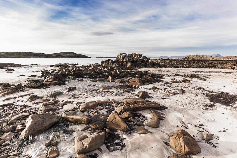 Strand mit Felsen und Steinen