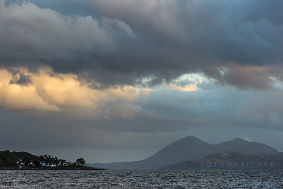 Wolken bei Sonnenuntergang über Bergen