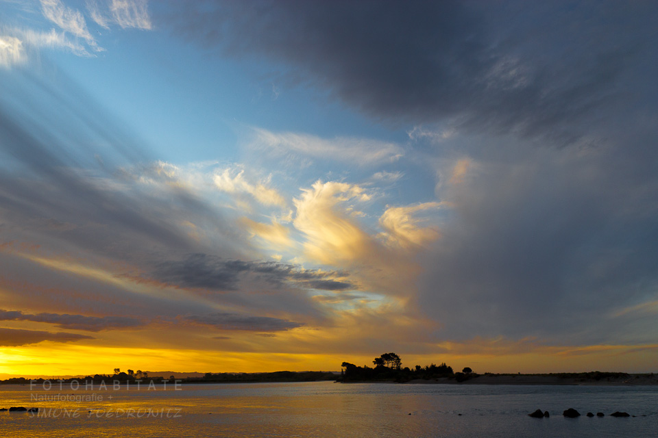 Sonnenuntergang am Meer mit bizarren Wolken