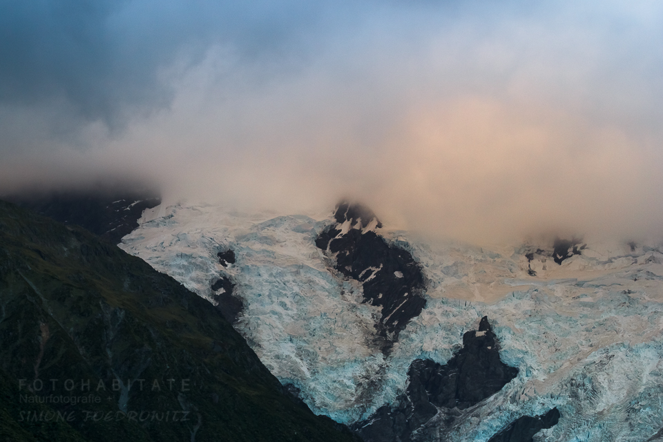Gletschereis am Berggipfel im Abendlicht