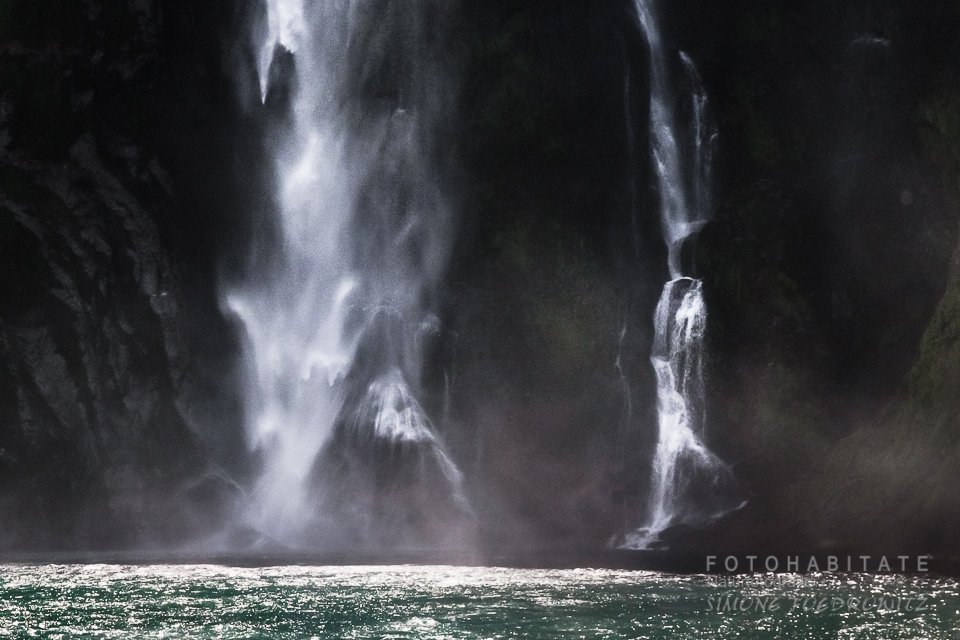 zwei Wasserfälle vor dunklem Fels