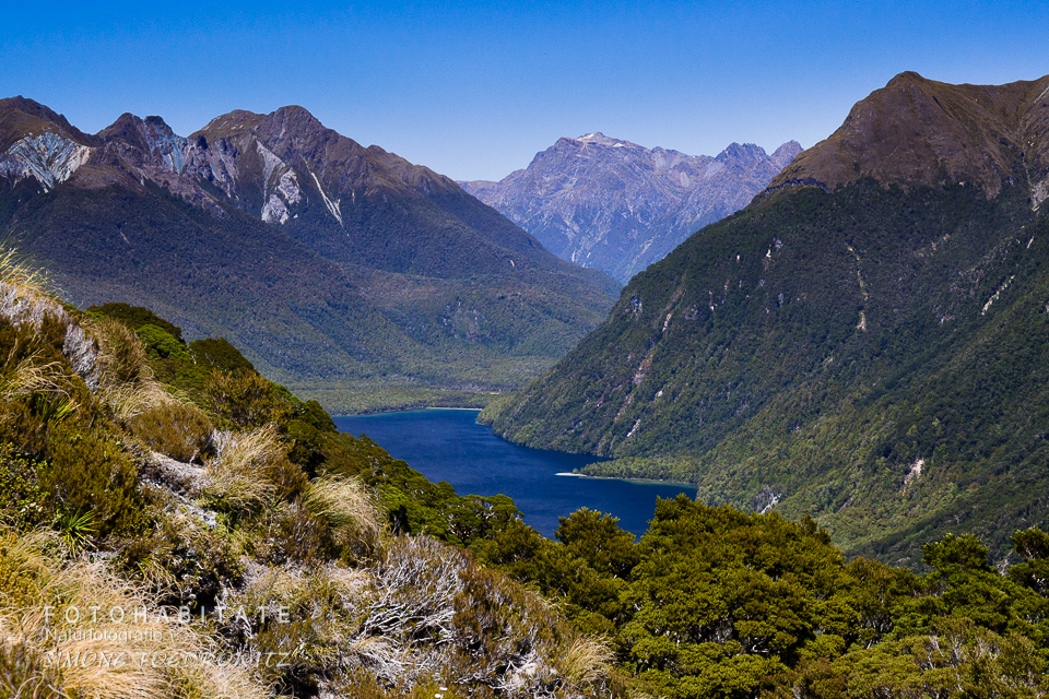 blauer See zwischen zwei Bergen
