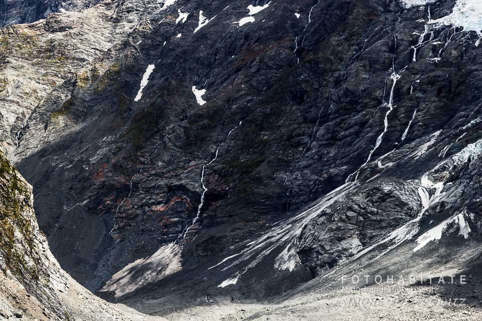 Eis am schwarzem Berghang