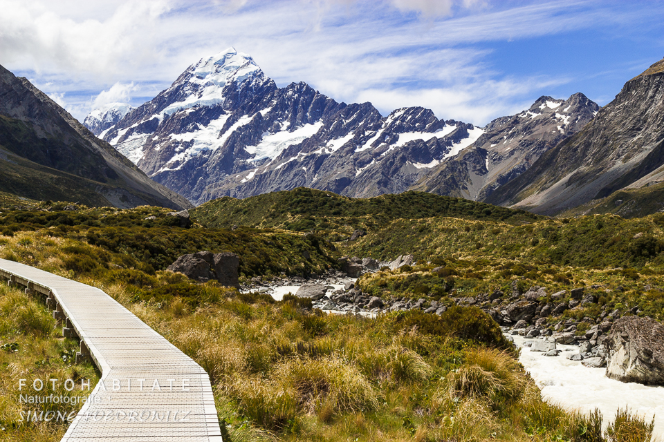 Holzsteg in Berglandschaft