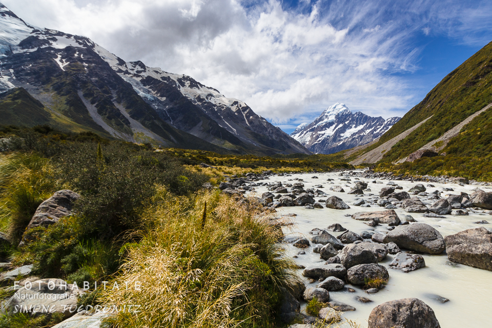 Fluss mit Steinen in Berglandschaft