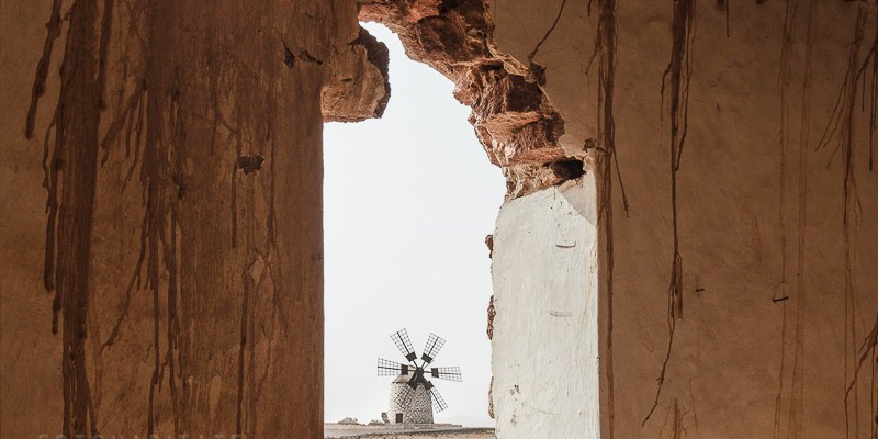 Windmühle hinter Fenster ohne Glasscheiben